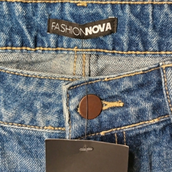 FASHION NOVA This Time Around Medium Distressed Bermuda Denim Shorts 0 (XS) NWT - Picture 6 of 10